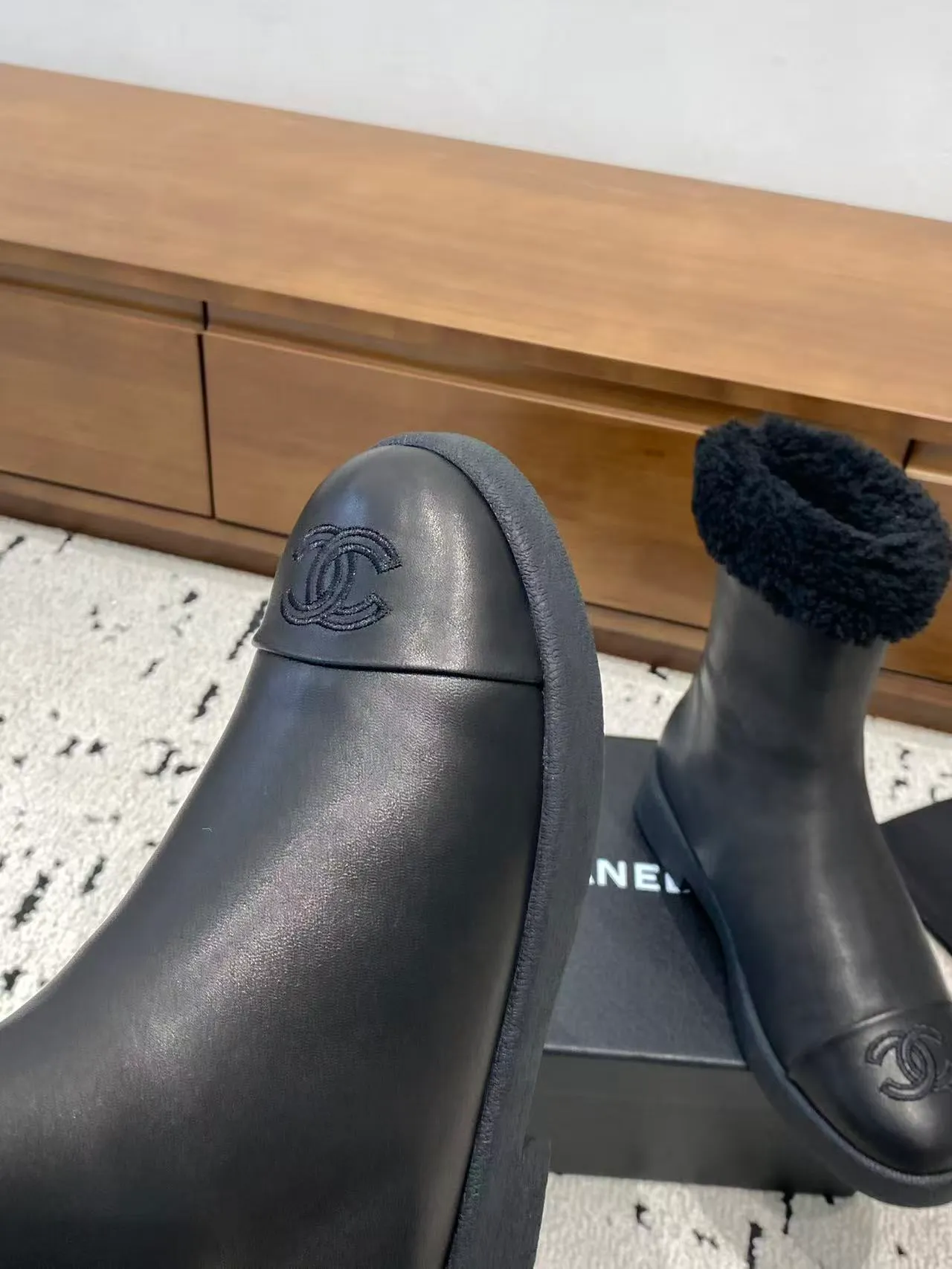 👟👟Ex-factory price 700👟👟 🍀Chanel 2025 autumn and winter furry snow boots. Chanel new autumn and winter genuine wool slippers and boots. Xiaoxiang’s 2025 autumn and winter most beautiful snow boots. Classic, beautiful and warm snow boots❤️Super warm! It's enough to have it this winter, it's really beautiful and fairy~ Materials and craftsmanship: The upper is made of custom sheepskin/wool/sheepskin, and the inner pads are all made of wool. It feels very soft and comfortable! The sole is the original TPU outsole Size: 35-39 (40.41 customized, non-refundable)